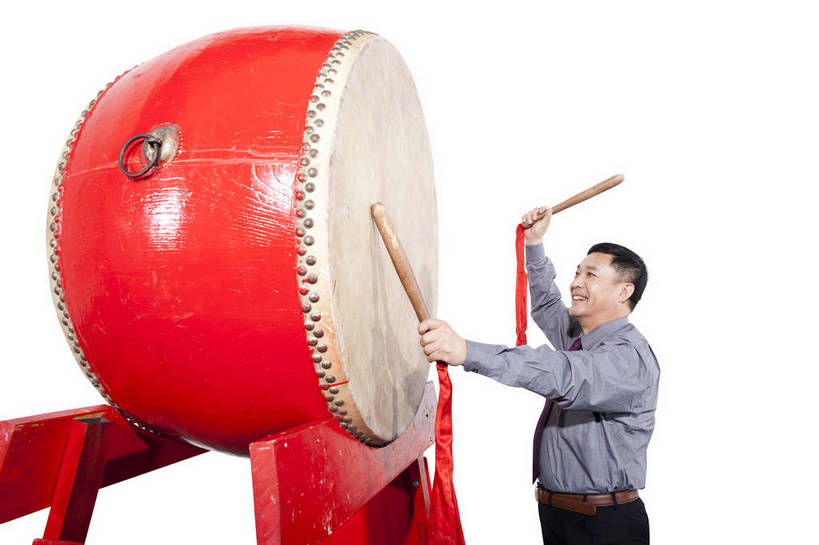 东方人,中年人,一个人,笑,鼓掌,横图,彩色,室内,白天,抠图,白色背景,侧面,衬衫,满意,兴奋,北京,中国,春节,新年,亚洲,仅一个男性,仅一个人,仅一个中年男性,表演,节日,造型,图片,敲鼓,站着,享受,喜庆,姿势,摄影,动作,中国文化,东亚,男人,男性,中年男性,亚洲人,中国人,拍手,半身,影棚拍摄,传统文化,bj174