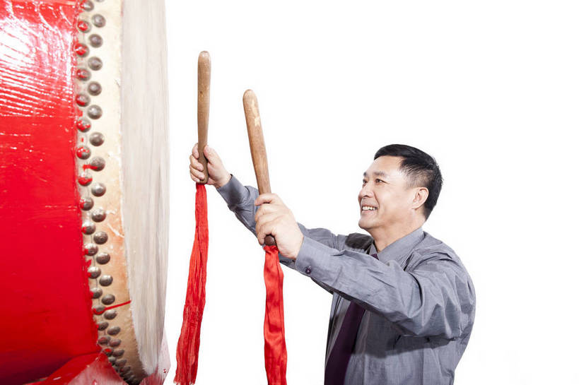 东方人,中年人,一个人,笑,鼓掌,横图,彩色,室内,白天,抠图,白色背景,侧面,衬衫,满意,兴奋,北京,中国,春节,新年,亚洲,仅一个男性,仅一个人,仅一个中年男性,表演,节日,造型,图片,敲鼓,站着,享受,喜庆,姿势,摄影,动作,中国文化,东亚,男人,男性,中年男性,亚洲人,中国人,拍手,半身,影棚拍摄,传统文化,bj174