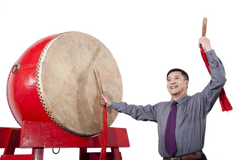 东方人,中年人,一个人,笑,鼓掌,横图,彩色,室内,白天,抠图,白色背景,正面,衬衫,满意,兴奋,北京,中国,春节,新年,亚洲,仅一个男性,仅一个人,仅一个中年男性,表演,节日,造型,图片,敲鼓,站着,享受,喜庆,姿势,摄影,动作,中国文化,东亚,男人,男性,中年男性,亚洲人,中国人,拍手,半身,影棚拍摄,传统文化,bj174