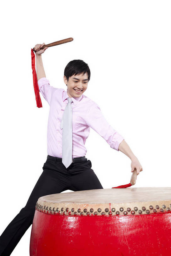 东方人,一个人,演员,笑,鼓掌,竖图,彩色,室内,白天,抠图,白色背景,正面,衬衫,满意,兴奋,北京,中国,春节,新年,亚洲,表演,正装,节日,艺术,造型,图片,鼓,文化,敲鼓,站着,享受,喜庆,姿势,摄影,动作,中国文化,东亚,捶,气势,男人,男性,年轻男性,亚洲人,中国人,年轻人,拍手,半身,影棚拍摄,传统文化,bj174