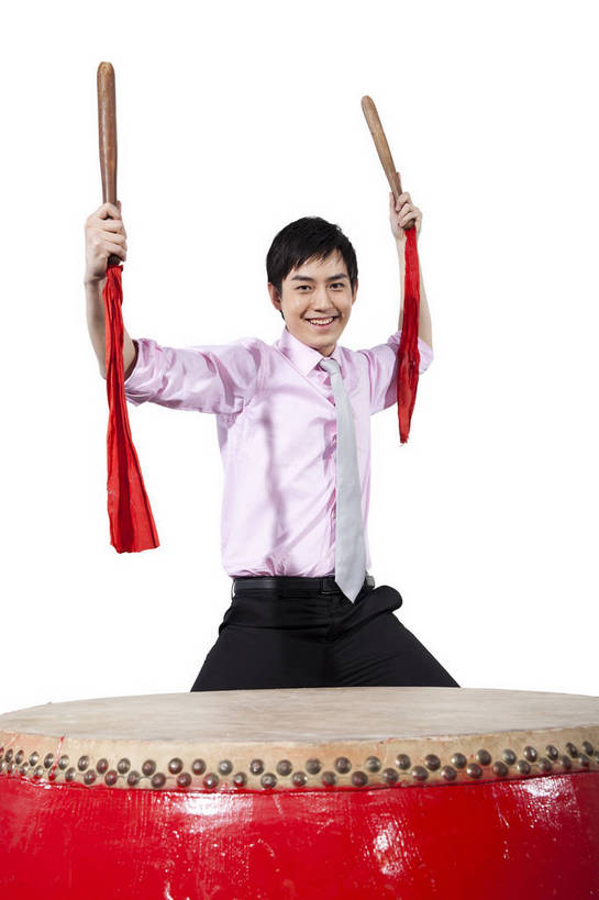 东方人,一个人,演员,笑,鼓掌,竖图,彩色,室内,白天,抠图,白色背景,正面,衬衫,满意,兴奋,北京,中国,春节,新年,亚洲,表演,正装,节日,艺术,造型,图片,鼓,文化,敲鼓,站着,享受,喜庆,姿势,摄影,动作,中国文化,东亚,捶,气势,男人,男性,年轻男性,亚洲人,中国人,年轻人,拍手,半身,影棚拍摄,传统文化,bj174