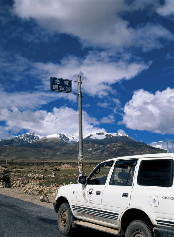 摄影师,竖图,彩色,照片,室外,白天,旅游,山,雪山,道路,汽车,中国,亚洲,民俗,光线,路标,景点,云,云朵,云彩,文化,路牌,西藏,东方,民族,车,风景,蓝天,阳光,天,远景,摄影,晴天,藏,吉普车,东亚,摄像师,西藏自治区,中华人民共和国,西南地区,青藏公路,念青唐古拉山,念青唐古拉山脉,bj174