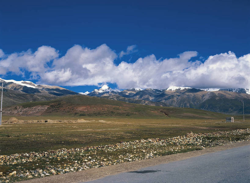 摄影师,横图,彩色,照片,室外,白天,旅游,石头,山,雪山,植物,道路,中国,亚洲,光线,云,云朵,云彩,西藏,东方,草,蓝天,阳光,天,远景,摄影,晴天,藏,东亚,摄像师,西藏自治区,中华人民共和国,西南地区,青藏公路,唐古拉山,念青唐古拉山,念青唐古拉山脉,bj174