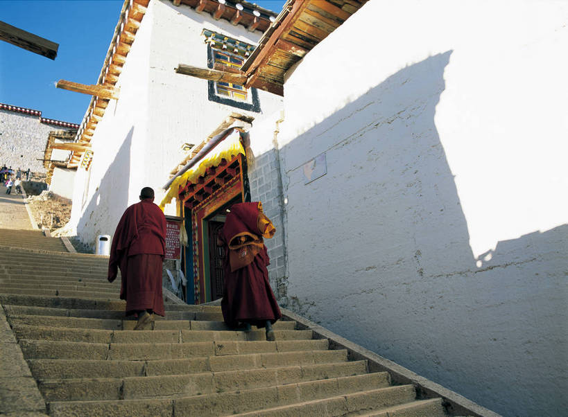东方人,两个人,摄影师,横图,彩色,照片,室外,白天,旅游,楼梯,建筑,香格里拉,中国,亚洲,民俗,光线,黄种人,文化,传统,云南,东方,少数民族,民族,台阶,阳光,摄影,宗教,晴天,近景,喇嘛,摄像师,松赞林寺,男人,亚洲人,bj174