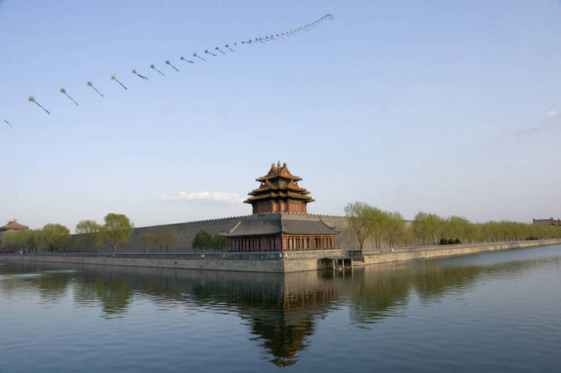 无人,摄影师,故宫,横图,彩色,室外,白天,旅游,城市,建筑,北京,中国,亚洲,古老,壮观,水面,文化遗产,古迹,历史,文化,文物,城墙,古建筑,角楼,东方,树,名胜,风景,蓝天,紫禁城,远景,放风筝,城楼,晴天,宁静,雄伟,安宁,文明,摄像师,护城河,世界文化遗产,旅行,皇宫,标志性建筑,广角,bj174