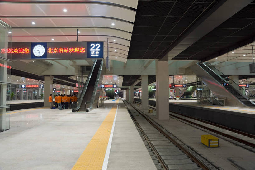 摄影师,火车站,横图,彩色,室内,旅游,城市,建筑,北京,中国,亚洲,灯光,站台,铁轨,旅客,现代化,风景,经济,整洁,明亮,舒适,宽敞,摄像师,标志性建筑,北京南站,bj174