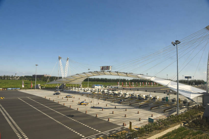 无人,摄影师,横图,俯视,彩色,室外,白天,旅游,草坪,城市,道路,高速公路,建筑,路,公路,汽车,北京,中国,亚洲,繁华,楼群,交通,建筑物,现代化,白云,风景,蓝天,阳光,绿地,经济,晴天,摄像师,首都机场,马路,高角度拍摄,商业,高层建筑,高等级公路,bj174