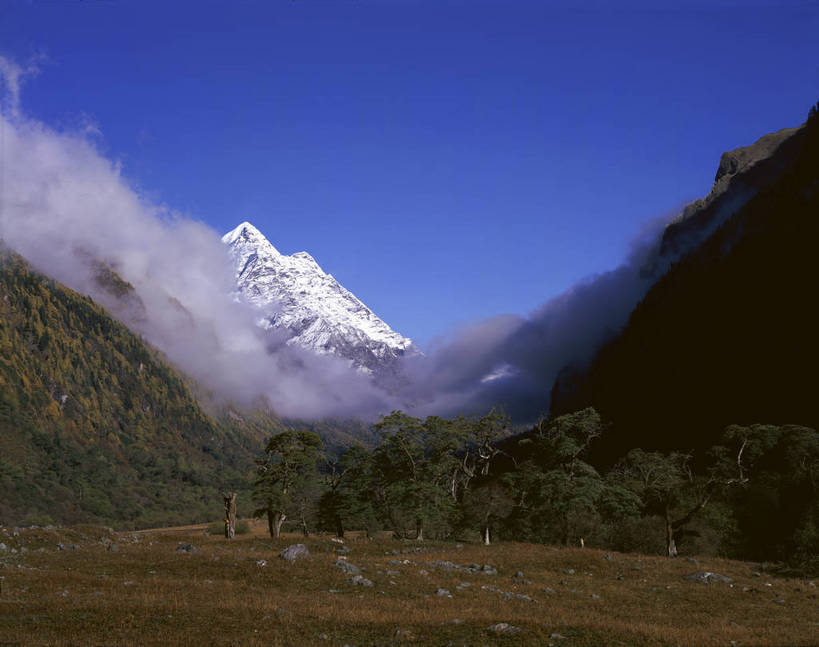 无人,横图,彩色,室外,白天,旅游,度假,美景,名胜古迹,山,山脉,树林,雪山,标志建筑,地标,建筑,中国,亚洲,遗迹,图片,高山,山峰,云雾,古迹,文物,娱乐,建设,古建筑,风景,天空,自然,群山,享受,休闲,旅游胜地,放松,摄影,地理,四川省,缭绕,风光,宁静,自然风光,古文明,东亚,四川,阿坝,中华人民共和国,西南地区,阿坝藏族羌族自治州,阿坝州,川,双桥沟,四姑娘山,仙境,险峻,bj174