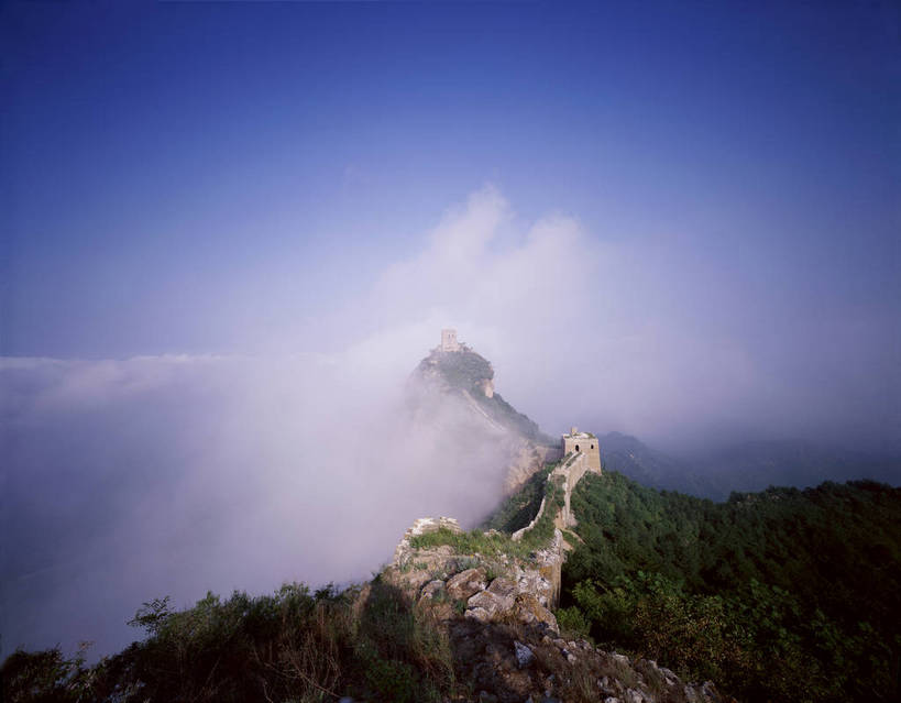 无人,横图,俯视,航拍,彩色,室外,白天,旅游,度假,美景,名胜古迹,雾,标志建筑,地标,建筑,北京,长城,中国,亚洲,遗迹,图片,文化遗产,云,首都,宏伟,古迹,文物,娱乐,建设,古建筑,风景,天空,自然,享受,休闲,远景,旅游胜地,放松,摄影,地理,古代建筑,缭绕,风光,宁静,鸟瞰,中国文化,自然风光,万里长城,烽火台,古文明,东亚,八达岭,八达岭长城,中华人民共和国,北京市,京,北平,华北地区,延庆县,仙境,伟大,军都山,高角度拍摄,箭扣长城,bj174