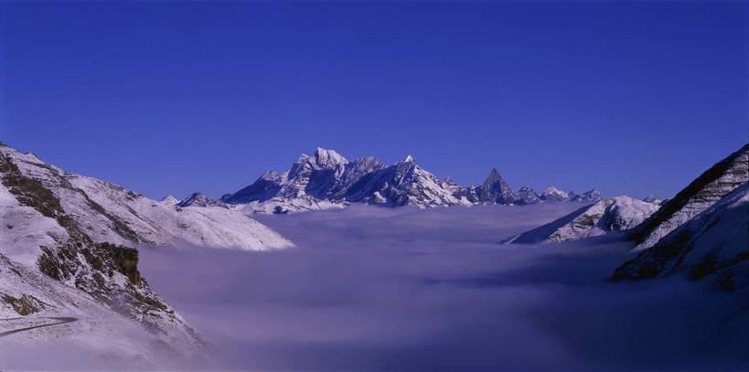 无人,横图,彩色,室外,白天,旅游,度假,美景,名胜古迹,山,山脉,雪山,标志建筑,地标,建筑,中国,亚洲,遗迹,图片,高山,山峰,云雾,古迹,文物,娱乐,建设,古建筑,风景,天空,自然,群山,享受,休闲,旅游胜地,放松,摄影,地理,四川省,缭绕,风光,宁静,自然风光,古文明,东亚,四川,阿坝,中华人民共和国,西南地区,阿坝藏族羌族自治州,阿坝州,川,四姑娘山,仙境,险峻,bj174