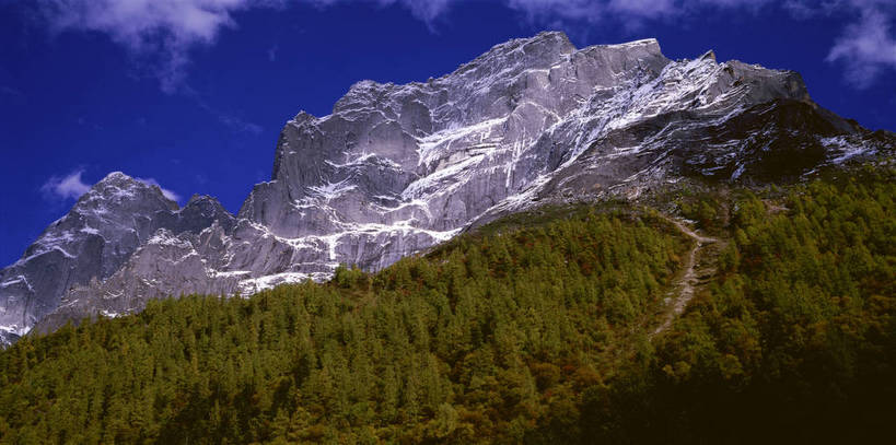 无人,横图,彩色,室外,白天,旅游,度假,美景,名胜古迹,森林,山,山脉,树林,雪山,标志建筑,地标,建筑,中国,亚洲,遗迹,图片,高山,山峰,古迹,文物,娱乐,建设,古建筑,白云,风景,蓝天,天空,自然,群山,享受,休闲,远景,旅游胜地,放松,摄影,地理,四川省,风光,宁静,自然风光,古文明,东亚,四川,阿坝,中华人民共和国,西南地区,阿坝藏族羌族自治州,阿坝州,川,双桥沟,四姑娘山,险峻,bj174