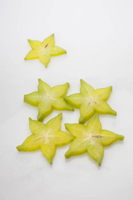 竖图,彩色,室内,特写,抠图,白色背景,水果,中国,亚洲,切片,新鲜,图片,星星,美味,食品,黄绿色,内部,营养,食物,果肉,杨桃,多个,桃,摄影,表皮,无公害,东亚,健康食品,五角星,影棚拍摄,bj174