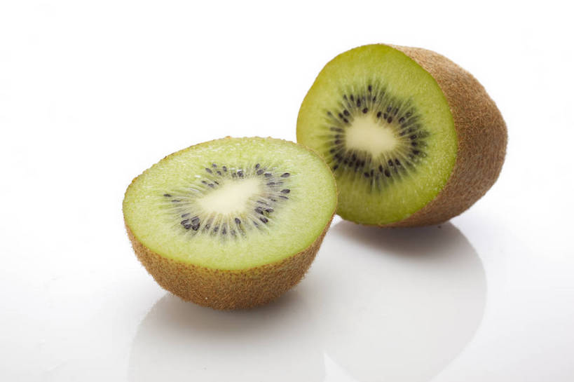 横图,彩色,室内,特写,抠图,白色背景,猕猴桃,水果,中国,亚洲,切开,新鲜,图片,美味,食品,黄绿色,内部,营养,食物,两个,果肉,摄影,表皮,无公害,东亚,健康食品,奇异果,影棚拍摄,bj174