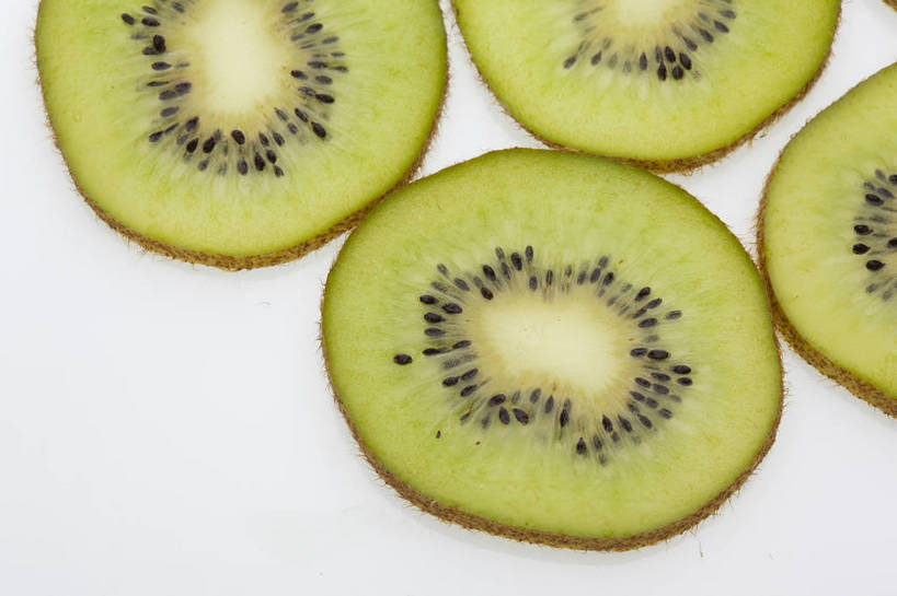 横图,彩色,室内,特写,抠图,白色背景,猕猴桃,水果,中国,亚洲,许多,切片,新鲜,透明,图片,美味,食品,黄绿色,很多,内部,营养,食物,排列,果肉,摄影,表皮,无公害,东亚,健康食品,奇异果,影棚拍摄,bj174