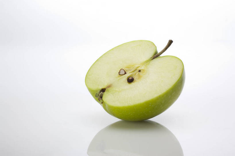 横图,彩色,室内,特写,抠图,白色背景,苹果,水果,中国,亚洲,切开,新鲜,图片,美味,食品,内部,营养,食物,绿色,果肉,青苹果,一半,摄影,表皮,无公害,东亚,健康食品,影棚拍摄,bj174