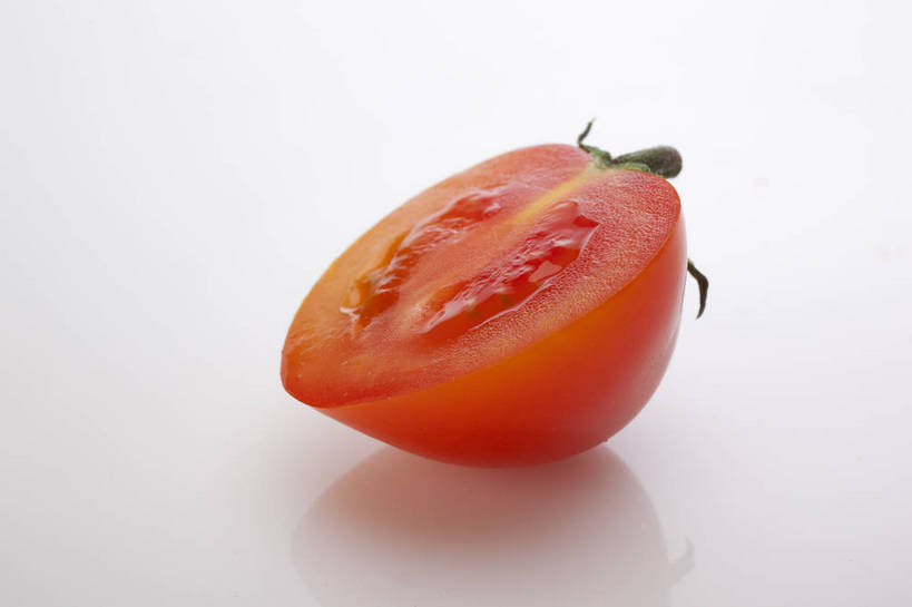 横图,彩色,室内,特写,抠图,白色背景,西红柿,水果,中国,亚洲,切开,新鲜,图片,美味,食品,内部,营养,食物,红色,果肉,一半,摄影,表皮,无公害,东亚,健康食品,圣女果,影棚拍摄,bj174