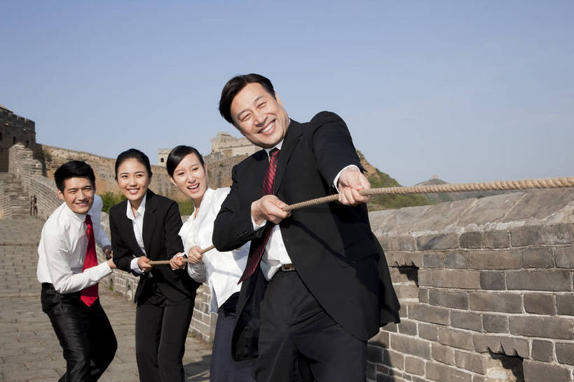 东方人,成年人,中年人,伙伴,商务人士,商务男性,商务女性,站,拉,横图,彩色,室外,白天,侧面,衬衫,西装,旅游,度假,商务,时尚,友谊,成功,比赛,合作,团队,竞争,拔河,名胜古迹,山,山脉,树林,标志建筑,地标,建筑,长城,中国,对抗,套装,正装,遗迹,图片,山峰,文化遗产,山峦,许多人,美丽,古迹,文物,娱乐,建设,现代,城墙,古建筑,天空,自然,绳子,群山,一群人,职业,享受,休闲,旅游胜地,成熟,放松,可爱,美女,自信,摄影,古代建筑,青春,优雅,山脊,同伴,商务装,工薪阶层,古文明,河北,精明,伟大,金山岭长城,金山岭,团结,友情,男人,男性,年轻男性,年轻女性,女人,女性,中年男性,亚洲人,中国人,年轻人,白领,上班族,半身,衬衣,愉快,bj174