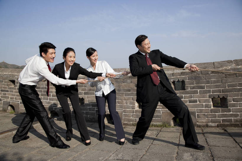 东方人,成年人,中年人,伙伴,商务人士,商务男性,商务女性,站,拉,横图,彩色,室外,白天,侧面,衬衫,西装,旅游,度假,商务,时尚,友谊,成功,比赛,合作,团队,竞争,拔河,名胜古迹,标志建筑,地标,建筑,长城,中国,对抗,套装,正装,遗迹,图片,文化遗产,许多人,美丽,古迹,文物,娱乐,建设,现代,城墙,古建筑,天空,自然,绳子,一群人,职业,享受,休闲,旅游胜地,成熟,放松,可爱,美女,自信,摄影,古代建筑,青春,优雅,同伴,商务装,工薪阶层,古文明,河北,精明,伟大,金山岭长城,金山岭,团结,友情,男人,男性,年轻男性,年轻女性,女人,女性,中年男性,亚洲人,中国人,年轻人,白领,上班族,全身,衬衣,愉快,bj174