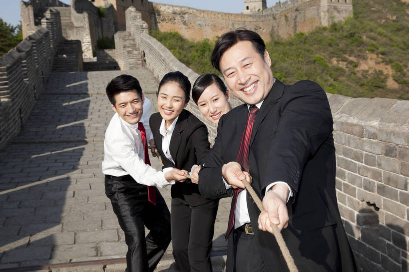 东方人,成年人,中年人,伙伴,商务人士,商务男性,商务女性,站,拉,横图,彩色,室外,白天,侧面,衬衫,西装,旅游,度假,商务,时尚,友谊,成功,比赛,合作,团队,竞争,拔河,名胜古迹,山,山脉,标志建筑,地标,建筑,长城,中国,对抗,套装,正装,遗迹,图片,山峰,文化遗产,山峦,许多人,美丽,古迹,文物,娱乐,建设,现代,城墙,古建筑,自然,绳子,群山,一群人,职业,享受,休闲,旅游胜地,成熟,放松,可爱,美女,自信,摄影,古代建筑,青春,优雅,山脊,同伴,商务装,工薪阶层,古文明,河北,精明,伟大,金山岭长城,金山岭,团结,友情,男人,男性,年轻男性,年轻女性,女人,女性,中年男性,亚洲人,中国人,年轻人,白领,上班族,半身,衬衣,愉快,bj174