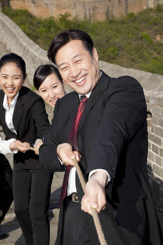 东方人,成年人,中年人,伙伴,商务人士,商务男性,商务女性,站,拉,竖图,彩色,室外,白天,侧面,衬衫,西装,旅游,度假,商务,时尚,友谊,成功,比赛,合作,团队,竞争,拔河,名胜古迹,山,山脉,标志建筑,地标,建筑,长城,中国,对抗,套装,正装,遗迹,图片,山峰,文化遗产,山峦,许多人,美丽,古迹,文物,娱乐,建设,现代,城墙,古建筑,自然,绳子,群山,一群人,职业,享受,休闲,旅游胜地,成熟,放松,可爱,美女,自信,摄影,古代建筑,青春,优雅,山脊,同伴,商务装,工薪阶层,古文明,河北,精明,伟大,金山岭长城,金山岭,团结,友情,男人,男性,年轻男性,年轻女性,女人,女性,中年男性,亚洲人,中国人,年轻人,白领,上班族,半身,衬衣,愉快,bj174