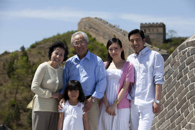 东方人,婴儿,儿童,成年人,中年人,老年人,家庭,夫妻,三代同堂,站,笑,横图,彩色,室外,白天,正面,爱情,旅游,度假,时尚,幸福,纯洁,名胜古迹,山,山脉,树林,标志建筑,地标,建筑,长城,中国,遗迹,图片,山峰,文化遗产,山峦,许多人,浪漫,美丽,休闲装,古迹,文物,娱乐,建设,城墙,古建筑,排列,小孩,小女孩,天空,自然,群山,一群人,享受,休闲,健康,温馨,旅游胜地,恩爱,放松,活力,可爱,美女,童趣,恋人,摄影,活泼,古代建筑,生活方式,青春,和睦,山脊,亲情,宝宝,合家欢,古文明,纯真,烂漫,无邪,团圆,河北,乐观,伟大,金山岭长城,金山岭,伶俐,天真,老年男性,老年女性,男人,男性,年轻男性,年轻女性,女孩,女人,女性,亚洲人,中国人,孩子,年轻人,夫妇,情侣,全家福,半身,高兴,愉快,伴侣,bj174