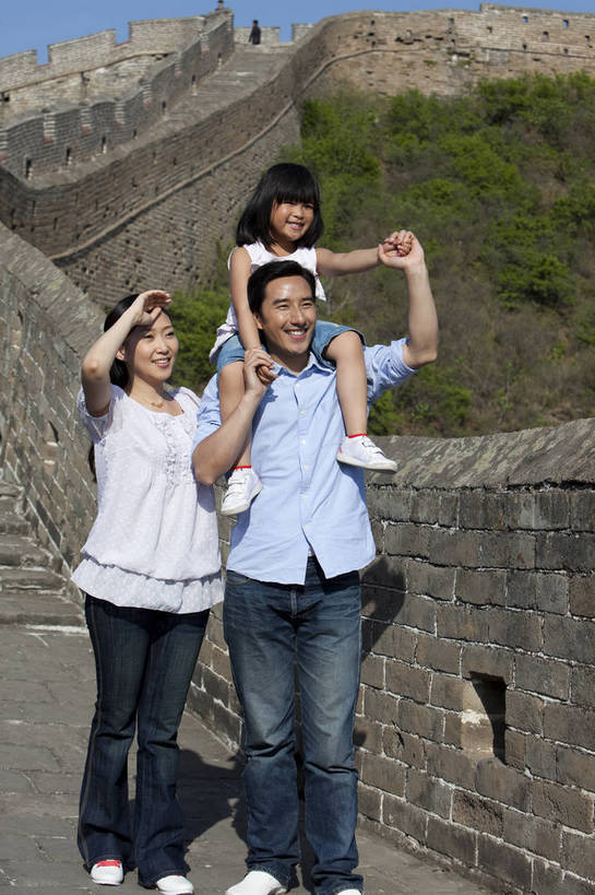 东方人,婴儿,儿童,成年人,中年人,家庭,夫妻,父母,女儿,站,笑,竖图,彩色,室外,白天,正面,旅游,度假,时尚,幸福,纯洁,名胜古迹,标志建筑,地标,建筑,长城,中国,遗迹,图片,文化遗产,许多人,美丽,休闲装,古迹,文物,娱乐,建设,城墙,古建筑,小孩,小女孩,骑,自然,一群人,享受,休闲,健康,温馨,三口之家,旅游胜地,恩爱,放松,活力,可爱,美女,竖,童趣,摄影,活泼,古代建筑,生活方式,青春,和睦,亲情,宝宝,合家欢,古文明,纯真,烂漫,无邪,团圆,河北,乐观,伟大,金山岭长城,金山岭,伶俐,天真,男人,年轻男性,年轻女性,女孩,女人,亚洲人,中国人,孩子,年轻人,全家福,拉手,全身,高兴,愉快,bj174