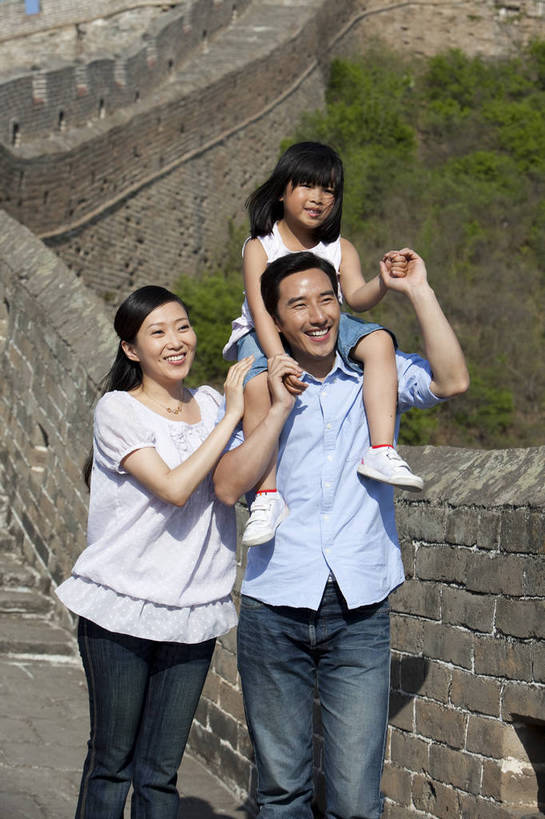 东方人,婴儿,儿童,成年人,中年人,家庭,夫妻,父母,女儿,站,笑,竖图,彩色,室外,白天,正面,旅游,度假,时尚,幸福,纯洁,名胜古迹,标志建筑,地标,建筑,长城,中国,遗迹,图片,文化遗产,许多人,美丽,休闲装,古迹,文物,娱乐,建设,城墙,古建筑,小孩,小女孩,骑,自然,一群人,享受,休闲,健康,温馨,三口之家,旅游胜地,恩爱,放松,活力,可爱,美女,竖,童趣,摄影,活泼,古代建筑,生活方式,青春,和睦,亲情,宝宝,合家欢,古文明,纯真,烂漫,无邪,团圆,河北,乐观,伟大,金山岭长城,金山岭,伶俐,天真,男人,年轻男性,年轻女性,女孩,女人,亚洲人,中国人,孩子,年轻人,全家福,拉手,半身,高兴,愉快,bj174