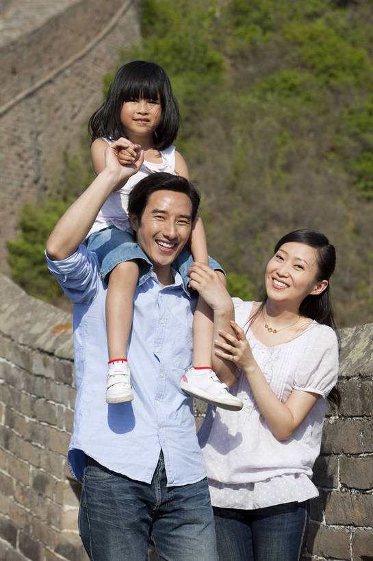 东方人,婴儿,儿童,成年人,中年人,家庭,夫妻,父母,女儿,站,笑,竖图,彩色,室外,白天,正面,旅游,度假,时尚,幸福,纯洁,名胜古迹,标志建筑,地标,建筑,长城,中国,遗迹,图片,文化遗产,许多人,美丽,休闲装,古迹,文物,娱乐,建设,城墙,古建筑,小孩,小女孩,骑,自然,一群人,享受,休闲,健康,温馨,三口之家,旅游胜地,恩爱,放松,活力,可爱,美女,竖,童趣,摄影,活泼,古代建筑,生活方式,青春,和睦,亲情,宝宝,合家欢,古文明,纯真,烂漫,无邪,团圆,河北,乐观,伟大,金山岭长城,金山岭,伶俐,天真,男人,年轻男性,年轻女性,女孩,女人,亚洲人,中国人,孩子,年轻人,全家福,拉手,半身,高兴,愉快,bj174