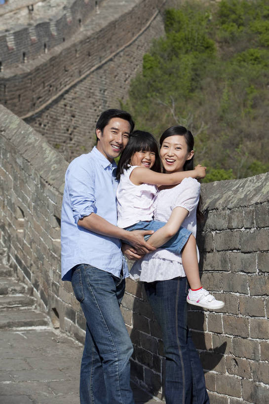 东方人,婴儿,儿童,成年人,中年人,家庭,夫妻,父母,女儿,站,竖图,彩色,室外,白天,侧面,旅游,度假,时尚,幸福,纯洁,名胜古迹,标志建筑,地标,建筑,长城,中国,遗迹,图片,文化遗产,许多人,美丽,休闲装,古迹,文物,娱乐,建设,城墙,古建筑,小孩,小女孩,自然,一群人,享受,休闲,健康,温馨,三口之家,旅游胜地,恩爱,放松,活力,可爱,美女,亲密,竖,童趣,摄影,活泼,古代建筑,生活方式,抱着,青春,和睦,亲情,宝宝,合家欢,古文明,纯真,烂漫,无邪,团圆,河北,乐观,伟大,金山岭长城,金山岭,伶俐,天真,男人,年轻男性,年轻女性,女孩,女人,亚洲人,中国人,孩子,年轻人,全家福,半身,高兴,愉快,bj174