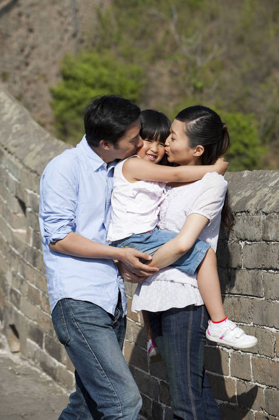 东方人,婴儿,儿童,成年人,中年人,家庭,夫妻,父母,女儿,站,竖图,彩色,室外,白天,侧面,旅游,度假,时尚,幸福,纯洁,名胜古迹,标志建筑,地标,建筑,长城,中国,遗迹,图片,文化遗产,许多人,美丽,休闲装,古迹,文物,娱乐,建设,城墙,古建筑,小孩,小女孩,自然,一群人,享受,休闲,健康,温馨,三口之家,旅游胜地,恩爱,放松,活力,可爱,美女,亲密,竖,童趣,摄影,活泼,古代建筑,生活方式,抱着,青春,和睦,亲情,宝宝,合家欢,古文明,纯真,烂漫,无邪,团圆,河北,乐观,伟大,金山岭长城,金山岭,伶俐,天真,男人,年轻男性,年轻女性,女孩,女人,亚洲人,中国人,孩子,年轻人,全家福,半身,高兴,愉快,bj174