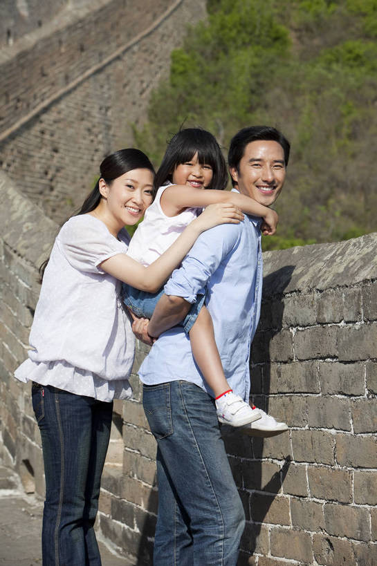 东方人,婴儿,儿童,成年人,中年人,家庭,夫妻,父母,女儿,站,竖图,彩色,室外,白天,侧面,旅游,度假,时尚,幸福,纯洁,名胜古迹,标志建筑,地标,建筑,长城,中国,遗迹,图片,文化遗产,许多人,美丽,休闲装,古迹,文物,娱乐,建设,城墙,古建筑,小孩,小女孩,自然,背着,一群人,享受,休闲,健康,温馨,三口之家,旅游胜地,恩爱,放松,活力,可爱,美女,亲密,竖,童趣,摄影,活泼,古代建筑,生活方式,青春,和睦,亲情,宝宝,合家欢,古文明,纯真,烂漫,无邪,团圆,河北,乐观,伟大,金山岭长城,金山岭,伶俐,天真,男人,年轻男性,年轻女性,女孩,女人,亚洲人,中国人,孩子,年轻人,全家福,半身,高兴,愉快,bj174