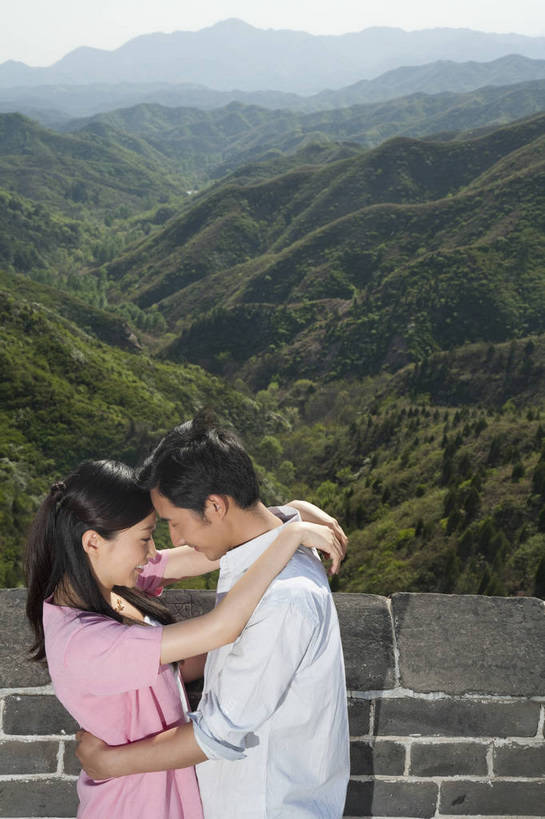 东方人,成年人,中年人,两个人,夫妻,站,微笑,竖图,彩色,室外,白天,正面,旅游,度假,时尚,名胜古迹,山,山脉,树林,标志建筑,地标,建筑,长城,中国,遗迹,图片,山峰,文化遗产,山峦,美丽,相拥,休闲装,古迹,文物,娱乐,建设,城墙,古建筑,相视,自然,群山,享受,休闲,健康,温馨,面对面,旅游胜地,恩爱,放松,活力,可爱,美女,亲密,竖,摄影,古代建筑,生活方式,青春,对视,和睦,山脊,互视,亲近,亲情,相对,古文明,相看,河北,乐观,伟大,金山岭长城,金山岭,男人,年轻男性,年轻女性,女人,亚洲人,中国人,年轻人,情侣,半身,高兴,愉快,bj174