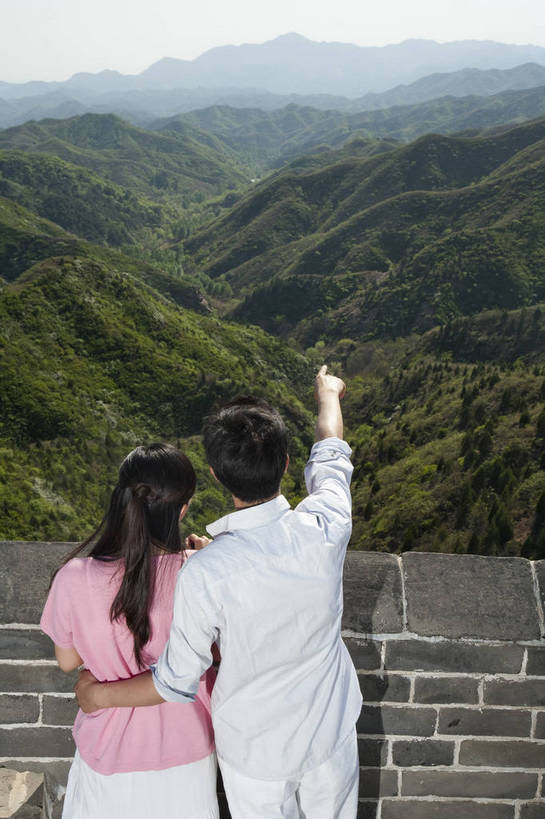 东方人,成年人,中年人,两个人,夫妻,站,微笑,竖图,彩色,室外,白天,旅游,度假,时尚,名胜古迹,山,山脉,树林,标志建筑,地标,建筑,长城,中国,遗迹,图片,山峰,文化遗产,山峦,美丽,相拥,指点,休闲装,古迹,文物,娱乐,建设,城墙,古建筑,背面,自然,群山,享受,休闲,健康,温馨,背影,旅游胜地,恩爱,放松,活力,可爱,美女,亲密,竖,摄影,古代建筑,生活方式,青春,和睦,山脊,亲情,古文明,河北,乐观,伟大,金山岭长城,金山岭,男人,年轻男性,年轻女性,女人,亚洲人,中国人,年轻人,情侣,半身,观光,游览,高兴,愉快,bj174