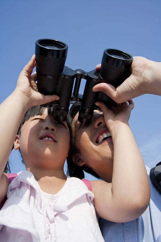东方人,婴儿,儿童,成年人,中年人,两个人,父亲,女儿,站,微笑,竖图,彩色,室外,白天,正面,旅游,度假,时尚,纯洁,中国,远眺,图片,望远镜,相拥,休闲装,小孩,小女孩,蓝天,天空,自然,休闲,健康,温馨,父女,活力,可爱,亲密,竖,童趣,摄影,活泼,生活方式,抱着,青春,和睦,亲近,亲情,宝宝,纯真,烂漫,无邪,河北,乐观,伶俐,天真,男人,年轻男性,女孩,亚洲人,中国人,孩子,年轻人,半身,观光,旅行,游览,高兴,愉快,bj174