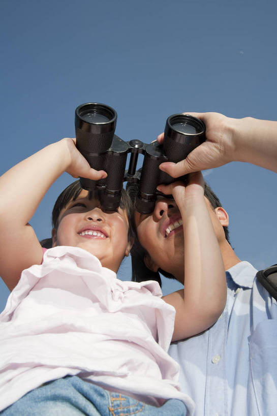 东方人,婴儿,儿童,成年人,中年人,两个人,父亲,女儿,站,微笑,竖图,彩色,室外,白天,正面,旅游,度假,时尚,纯洁,中国,远眺,图片,望远镜,相拥,休闲装,小孩,小女孩,蓝天,天空,自然,休闲,健康,温馨,父女,活力,可爱,亲密,竖,童趣,摄影,活泼,生活方式,抱着,青春,和睦,亲近,亲情,宝宝,纯真,烂漫,无邪,河北,乐观,伶俐,天真,男人,年轻男性,女孩,亚洲人,中国人,孩子,年轻人,半身,观光,旅行,游览,高兴,愉快,bj174