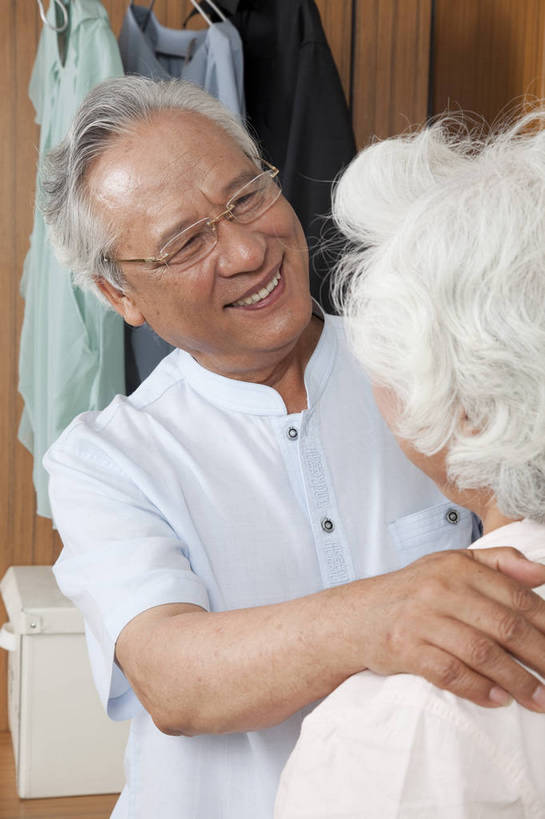 东方人,老年人,两个人,家庭,夫妻,站,微笑,竖图,彩色,室内,白天,正面,爱情,时尚,幸福,房间,家具,卧室,衣帽间,北京,中国,图片,储物柜,豪华,浪漫,情趣,物品,老人,背面,衣柜,休闲,健康,温馨,休闲服,家居,安静,恩爱,活力,可爱,亲密,竖,恋人,摄影,生活方式,奶奶,爷爷,储物架,衣物,和睦,高雅,亲近,亲情,家居服,居室,合家欢,外婆,外公,团圆,乐观,老年男性,老年女性,男人,男性,女人,女性,亚洲人,中国人,夫妇,情侣,全家福,半身,高兴,愉快,伴侣,奢华,bj174