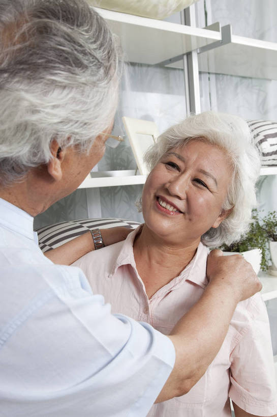 东方人,老年人,两个人,家庭,夫妻,站,微笑,竖图,彩色,室内,白天,正面,爱情,时尚,幸福,房间,家具,卧室,衣帽间,北京,中国,图片,储物柜,豪华,浪漫,情趣,物品,老人,背面,衣柜,休闲,健康,温馨,休闲服,家居,安静,恩爱,活力,可爱,亲密,竖,恋人,摄影,生活方式,奶奶,爷爷,储物架,衣物,和睦,高雅,亲近,亲情,家居服,居室,合家欢,外婆,外公,团圆,乐观,老年男性,老年女性,男人,男性,女人,女性,亚洲人,中国人,夫妇,情侣,全家福,半身,高兴,愉快,伴侣,奢华,bj174