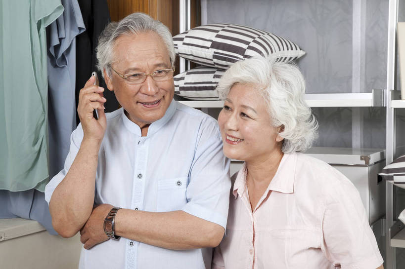 东方人,老年人,两个人,家庭,夫妻,站,打电话,微笑,横图,彩色,室内,白天,正面,爱情,时尚,幸福,房间,家具,卧室,衣帽间,手机,北京,中国,图片,储物柜,豪华,浪漫,情趣,物品,老人,衣柜,休闲,健康,温馨,休闲服,家居,安静,恩爱,活力,可爱,亲密,恋人,摄影,生活方式,奶奶,爷爷,储物架,衣物,和睦,高雅,亲近,亲情,家居服,居室,合家欢,外婆,外公,团圆,乐观,老年男性,老年女性,男人,男性,女人,女性,亚洲人,中国人,夫妇,情侣,全家福,沟通,半身,高兴,愉快,伴侣,奢华,bj174