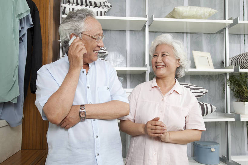 东方人,老年人,两个人,家庭,夫妻,站,打电话,微笑,横图,彩色,室内,白天,正面,爱情,时尚,幸福,房间,家具,卧室,衣帽间,手机,北京,中国,图片,储物柜,豪华,浪漫,情趣,物品,老人,衣柜,休闲,健康,温馨,休闲服,家居,安静,恩爱,活力,可爱,亲密,恋人,摄影,生活方式,奶奶,爷爷,储物架,衣物,和睦,高雅,亲近,亲情,家居服,居室,合家欢,外婆,外公,团圆,乐观,老年男性,老年女性,男人,男性,女人,女性,亚洲人,中国人,夫妇,情侣,全家福,沟通,半身,高兴,愉快,伴侣,奢华,bj174