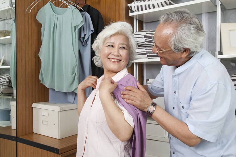 东方人,老年人,两个人,家庭,夫妻,站,微笑,横图,彩色,室内,白天,侧面,爱情,时尚,幸福,房间,家具,镜子,卧室,衣帽间,北京,中国,图片,储物柜,豪华,浪漫,情趣,穿,物品,老人,穿衣镜,衣柜,休闲,健康,温馨,休闲服,家居,安静,恩爱,活力,可爱,亲密,恋人,摄影,生活方式,奶奶,爷爷,储物架,衣物,和睦,高雅,亲近,亲情,家居服,居室,合家欢,外婆,外公,团圆,乐观,老年男性,老年女性,男人,男性,女人,女性,亚洲人,中国人,夫妇,情侣,全家福,半身,高兴,愉快,伴侣,奢华,bj174