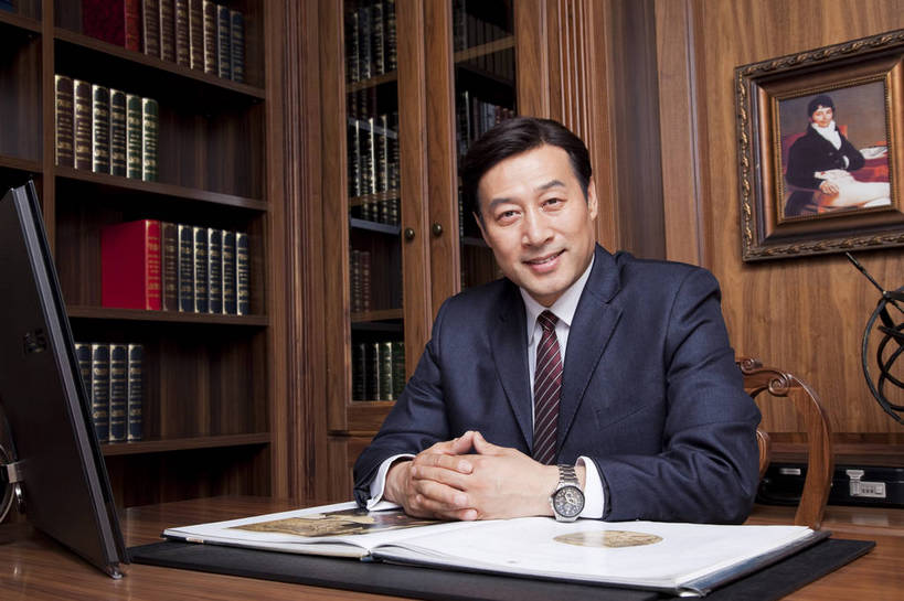 东方人,中年人,一个人,坐,微笑,横图,彩色,室内,白天,正面,时尚,幸福,成功,电脑,房间,家具,书房,北京,中国,仅一个男性,仅一个人,仅一个中年男性,图片,写字台,豪华,情趣,壁画,书柜,享受,健康,家居,成熟,活力,可爱,美女,稳重,摄影,生活方式,优雅,华丽,高雅,庄重,高贵,居室,平板电脑,红木家具,尊贵,亲切,乐观,男人,男性,中年男性,亚洲人,中国人,书,半身,礼服,派对,高兴,愉快,魅力,奢华,bj174