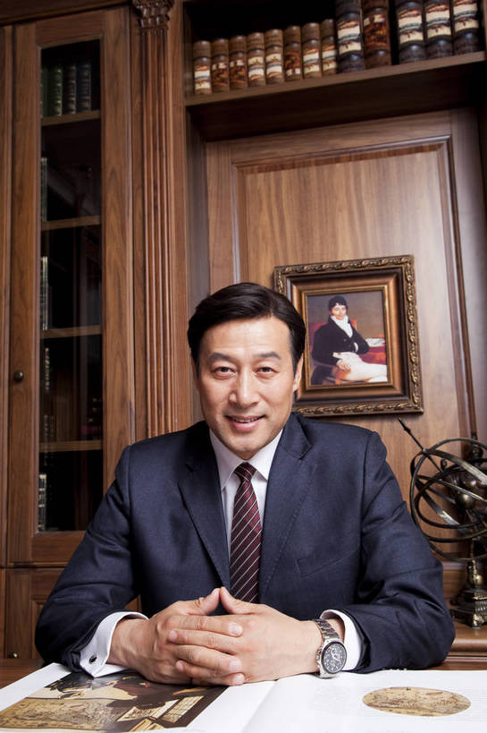 东方人,中年人,一个人,坐,微笑,竖图,彩色,室内,白天,正面,时尚,幸福,成功,房间,家具,书房,北京,中国,仅一个男性,仅一个人,仅一个中年男性,图片,写字台,豪华,情趣,壁画,书柜,享受,健康,家居,成熟,活力,可爱,美女,竖,稳重,摄影,生活方式,优雅,华丽,高雅,庄重,高贵,居室,红木家具,尊贵,亲切,乐观,男人,男性,中年男性,亚洲人,中国人,书,半身,礼服,派对,高兴,愉快,魅力,奢华,bj174