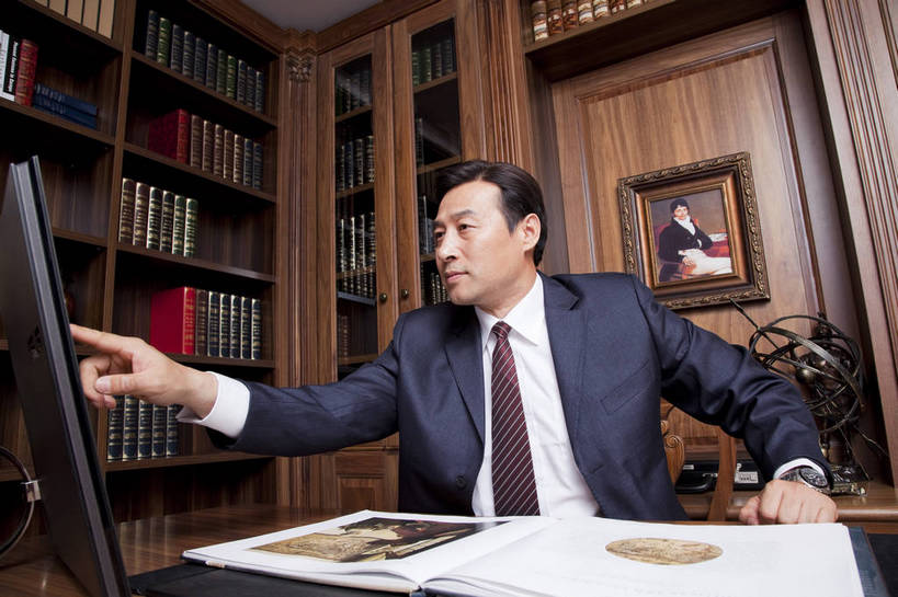 东方人,中年人,一个人,坐,微笑,横图,彩色,室内,白天,侧面,时尚,幸福,成功,电脑,房间,家具,书房,北京,中国,仅一个男性,仅一个人,仅一个中年男性,图片,写字台,豪华,情趣,壁画,书柜,享受,健康,家居,成熟,活力,可爱,美女,稳重,摄影,生活方式,优雅,华丽,高雅,庄重,高贵,居室,平板电脑,红木家具,尊贵,亲切,乐观,男人,男性,中年男性,亚洲人,中国人,书,半身,礼服,派对,高兴,愉快,魅力,奢华,bj174