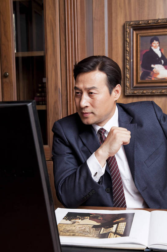 东方人,中年人,一个人,坐,微笑,竖图,彩色,室内,白天,侧面,时尚,幸福,成功,电脑,房间,家具,书房,北京,中国,仅一个男性,仅一个人,仅一个中年男性,图片,写字台,豪华,情趣,壁画,书柜,享受,健康,思考,家居,成熟,活力,可爱,美女,竖,稳重,摄影,生活方式,优雅,华丽,高雅,庄重,高贵,居室,平板电脑,红木家具,尊贵,亲切,乐观,男人,男性,中年男性,亚洲人,中国人,书,半身,礼服,派对,高兴,愉快,魅力,奢华,bj174