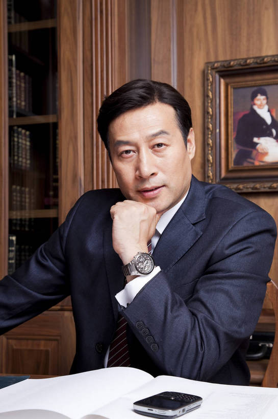 东方人,中年人,一个人,坐,微笑,竖图,彩色,室内,白天,正面,时尚,幸福,成功,房间,家具,书房,北京,中国,仅一个男性,仅一个人,仅一个中年男性,图片,写字台,豪华,情趣,壁画,书柜,享受,健康,思考,家居,成熟,活力,可爱,美女,竖,稳重,摄影,生活方式,优雅,华丽,高雅,庄重,高贵,居室,红木家具,尊贵,亲切,乐观,男人,男性,中年男性,亚洲人,中国人,书,半身,礼服,派对,高兴,愉快,魅力,奢华,bj174
