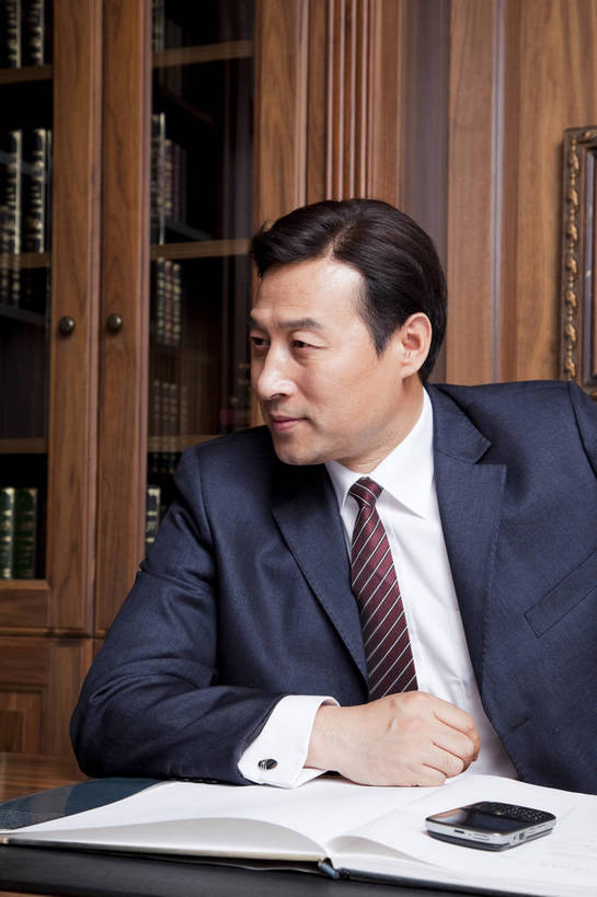 东方人,中年人,一个人,坐,微笑,竖图,彩色,室内,白天,侧面,时尚,幸福,成功,房间,家具,书房,北京,中国,仅一个男性,仅一个人,仅一个中年男性,图片,写字台,豪华,情趣,书柜,享受,健康,思考,家居,成熟,活力,可爱,美女,竖,稳重,摄影,生活方式,优雅,华丽,高雅,庄重,高贵,居室,红木家具,尊贵,亲切,乐观,男人,男性,中年男性,亚洲人,中国人,书,半身,礼服,派对,高兴,愉快,魅力,奢华,bj174