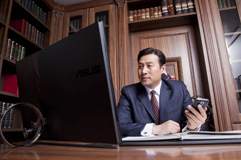 东方人,中年人,一个人,坐,微笑,横图,彩色,室内,白天,正面,时尚,幸福,成功,电脑,房间,家具,书房,手机,北京,中国,仅一个男性,仅一个人,仅一个中年男性,图片,写字台,豪华,情趣,书柜,享受,健康,家居,成熟,活力,可爱,美女,稳重,摄影,生活方式,优雅,华丽,高雅,庄重,高贵,居室,平板电脑,红木家具,尊贵,亲切,乐观,男人,男性,中年男性,亚洲人,中国人,书,半身,礼服,派对,高兴,愉快,魅力,奢华,bj174