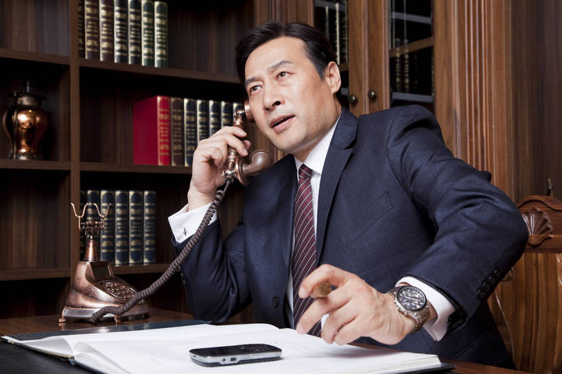 东方人,中年人,一个人,坐,微笑,横图,彩色,室内,白天,侧面,时尚,幸福,成功,房间,家具,书房,北京,中国,仅一个男性,仅一个人,仅一个中年男性,图片,写字台,豪华,情趣,书柜,享受,健康,家居,成熟,活力,可爱,美女,稳重,摄影,生活方式,优雅,华丽,高雅,庄重,高贵,居室,红木家具,尊贵,亲切,乐观,男人,男性,中年男性,亚洲人,中国人,书,半身,礼服,派对,高兴,愉快,魅力,奢华,bj174