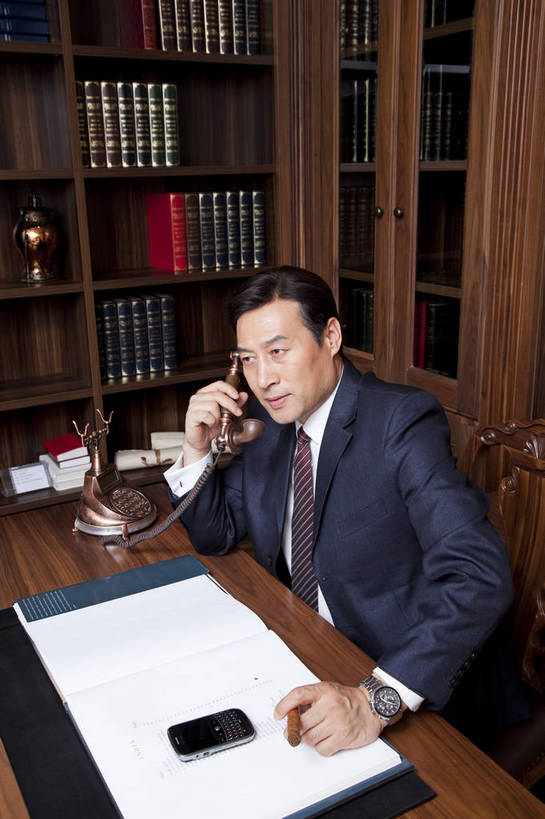 东方人,中年人,一个人,坐,打电话,微笑,竖图,彩色,室内,白天,侧面,时尚,幸福,成功,房间,家具,书房,北京,中国,仅一个男性,仅一个人,仅一个中年男性,图片,写字台,豪华,情趣,书柜,享受,健康,家居,成熟,活力,可爱,美女,竖,稳重,摄影,生活方式,优雅,华丽,高雅,庄重,高贵,居室,红木家具,尊贵,亲切,乐观,男人,男性,中年男性,亚洲人,中国人,电话机,书,半身,礼服,派对,高兴,愉快,魅力,奢华,bj174