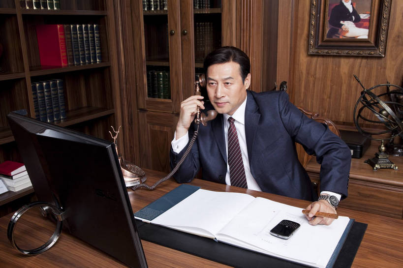 东方人,中年人,一个人,坐,打电话,微笑,横图,彩色,室内,白天,侧面,时尚,幸福,成功,电脑,房间,家具,书房,北京,中国,仅一个男性,仅一个人,仅一个中年男性,图片,写字台,豪华,情趣,壁画,书柜,享受,健康,家居,成熟,活力,可爱,美女,稳重,摄影,生活方式,优雅,华丽,高雅,庄重,高贵,居室,平板电脑,红木家具,尊贵,亲切,乐观,男人,男性,中年男性,亚洲人,中国人,电话机,书,半身,礼服,派对,高兴,愉快,魅力,奢华,bj174